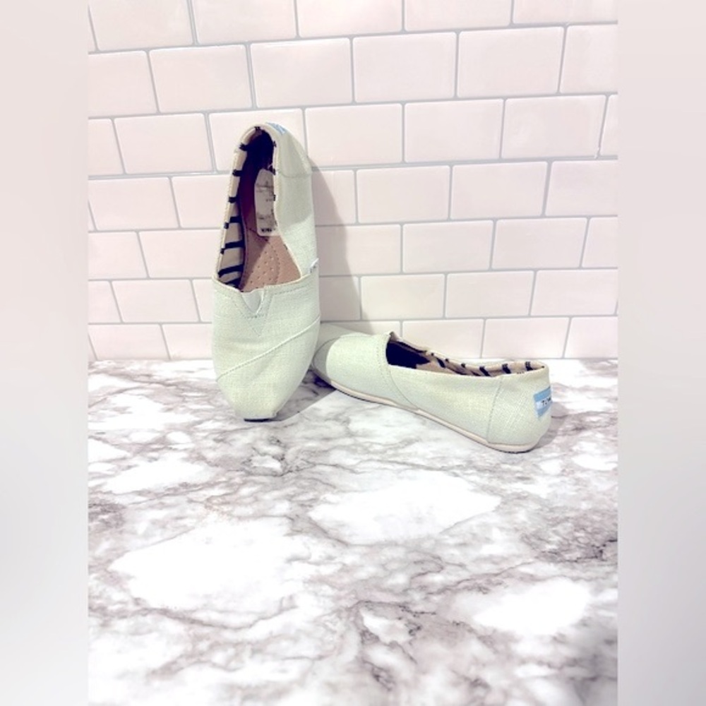 ✨Women’s Mint Green Tom’s shoes in good/fair condition. Light wear & tear.✨